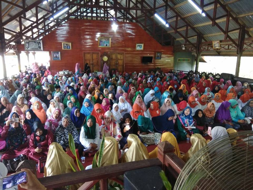 Syukurbijak's tweet photo. Dzikir Akbar dan Doa Bersama para Ulama, di kediaman @syukurbijak dalam rangka Deklarasi  sekaligus Pendaftran di KPU pasangan Calon Bupati &amp; Wakil Bupati Bapak Basmin Mattayang dan Syukur Bijak, Senin 08  Januari 2018 di Belopa. https://t.co/aI8avcKBxc