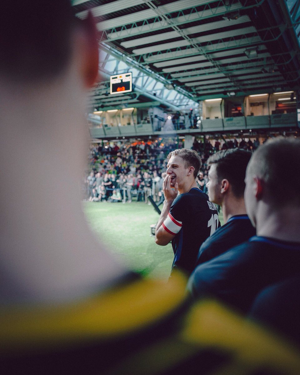 Marvin_Ronsdorf's tweet photo. Der Moment, wenn du beim @MercedesBenz JuniorCup zum besten Spieler gewählt wirst und in die Fußstapfen von @MesutOzil1088 und Joshua Kimmich trittst: Arne Maier von @HerthaBSC. 🏆👏 #MBJC18 https://t.co/olte3IA5tI