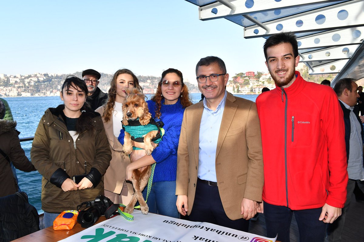 hilmiturkmen34's tweet photo. İstanbul’daki hayvansever dostlarımız bir çok dernek olarak organize oldular, gemimize geldiler. Bu güzel havada boğaz turu yapıyoruz. Minik dostlar için yaptığımız çalışmalardan duydukları memnuniyeti onlardan işitmek bizi ayrıca mutlu ediyor. 
İyi ki minik dostlarımız var! https://t.co/YKTiCksSq5