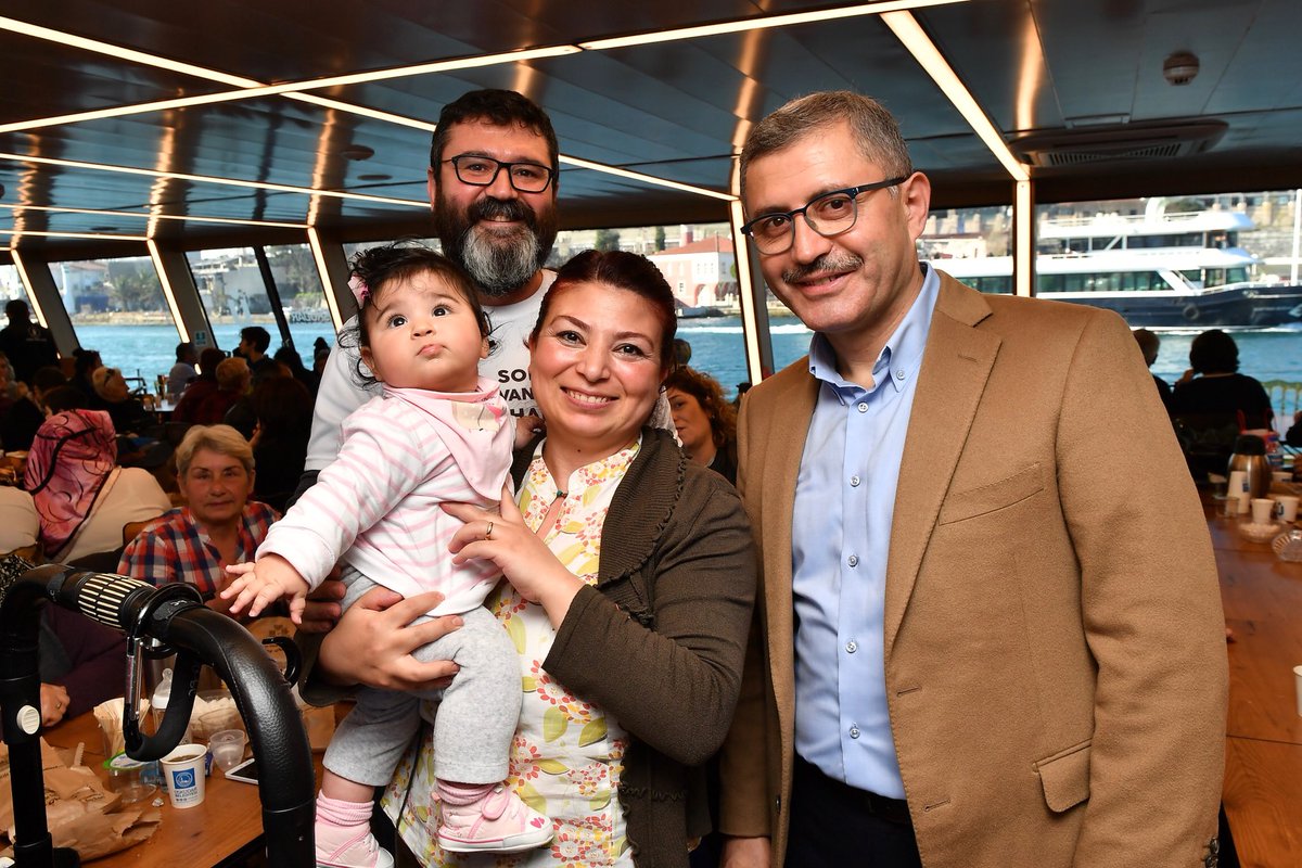 hilmiturkmen34's tweet photo. İstanbul’daki hayvansever dostlarımız bir çok dernek olarak organize oldular, gemimize geldiler. Bu güzel havada boğaz turu yapıyoruz. Minik dostlar için yaptığımız çalışmalardan duydukları memnuniyeti onlardan işitmek bizi ayrıca mutlu ediyor. 
İyi ki minik dostlarımız var! https://t.co/YKTiCksSq5