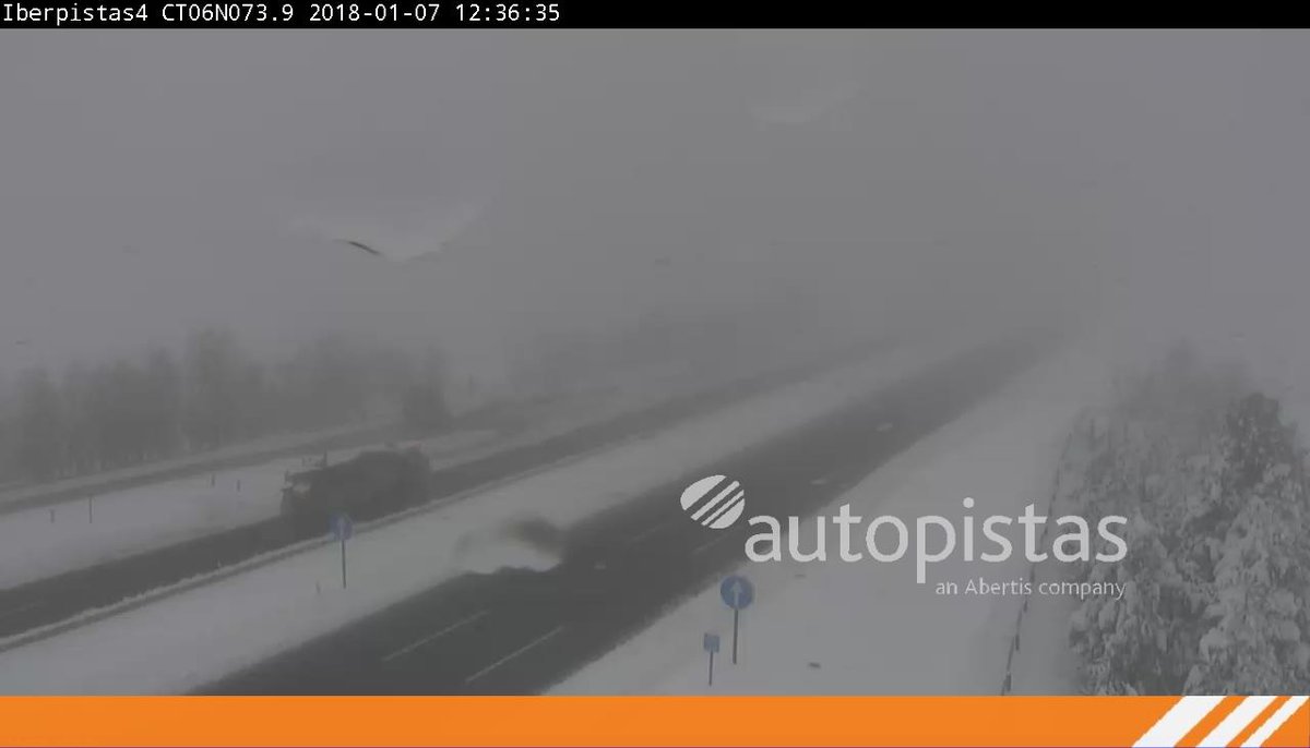 infoautopista's tweet photo. Sigue nevando en #AP6 #AP61 #AP51. Las tres autopistas permanecen cortadas, sin previsión de reapertura. Máquinas quitanieve continúan trabajando en la zona. Seguimos informando en tiempo real https://t.co/ePBUHwIixg