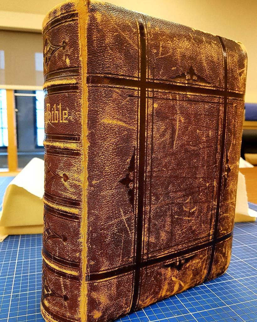 jordan_library's tweet photo. This large Family Bible, a recent donation, is on the work bench, awaiting treatment from our #artconservation student.
[Holman's Edition, The Holy Bible. Philadelphia, 1881]
#biblecollection #bible #leatherbinding #queensulibrary #artconservator https://t.co/JsIej60k0S https://t.co/HS48WoRNWn