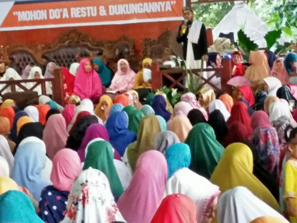 SBjCenter's tweet photo. Suasana Dzikir Akbar dan Doa Bersama para Ulama, di kediaman @syukurbijak  dalam rangka Deklarasi sekaligus Pendaftran ke KPU besok yang di hadiri  sekitar 1000 orang https://t.co/apMMCrM24E