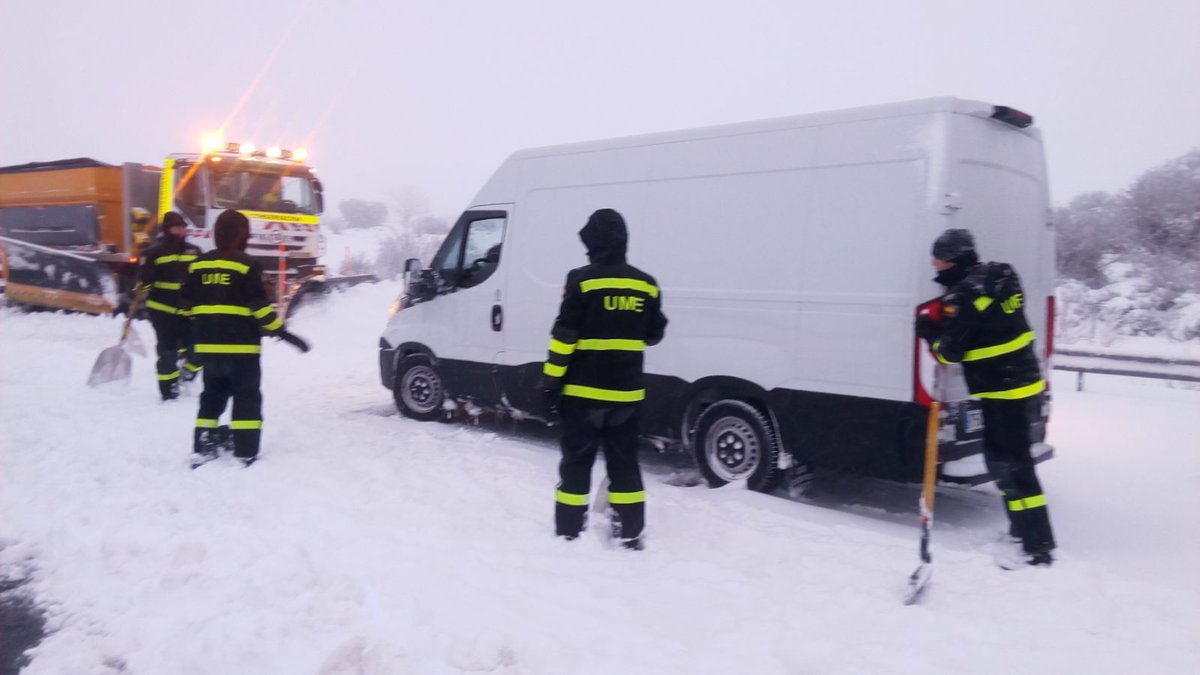 UMEgob's tweet photo. Los dos batallones de la #UME han conseguido enlazar el norte con el sur en la #AP6 y acceder a todos los vehículos para su posterior rescate https://t.co/jDjOAouGMj