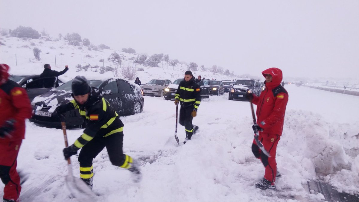 UMEgob's tweet photo. Los dos batallones de la #UME han conseguido enlazar el norte con el sur en la #AP6 y acceder a todos los vehículos para su posterior rescate https://t.co/jDjOAouGMj