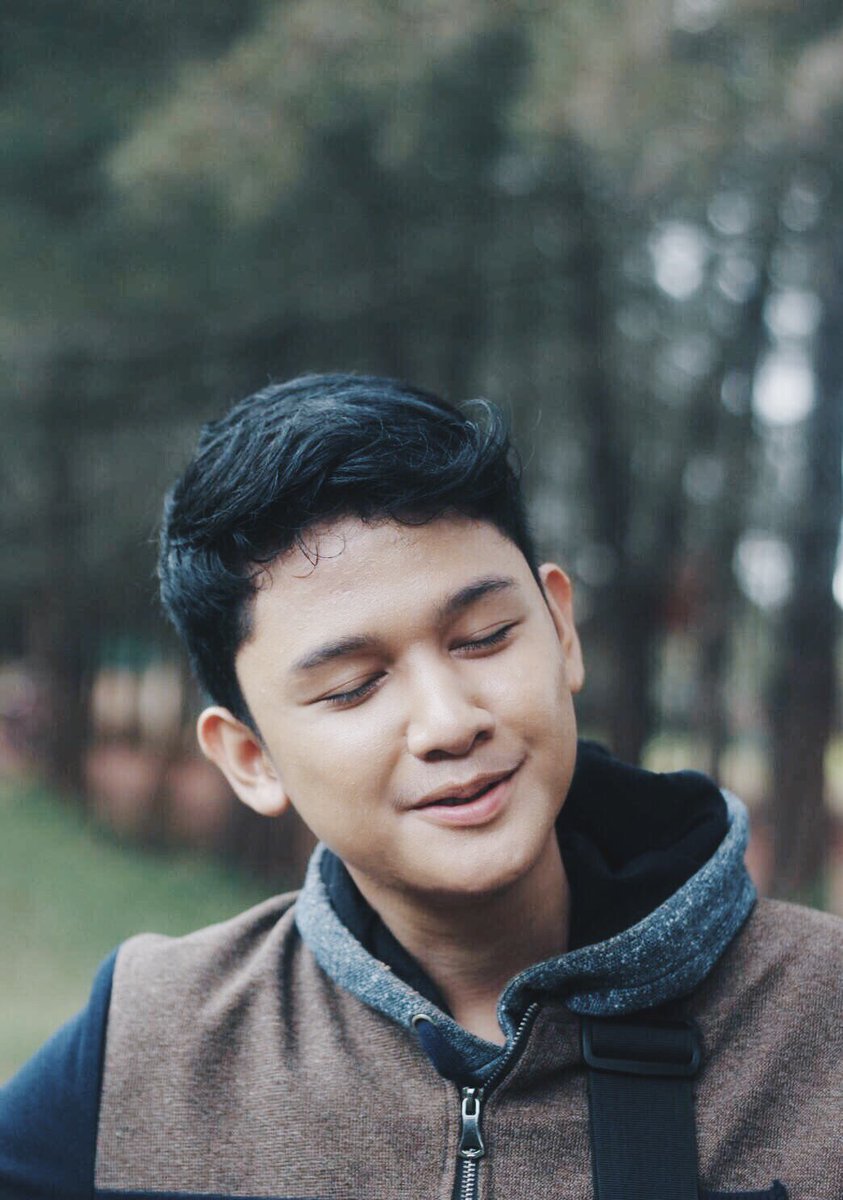 bagasrds's tweet photo. Selamat malam blov? 
Kira2 ini lagi nyanyi lagu apa yah? Ada yg tau? 😋 #jwly https://t.co/FBE447s6mT