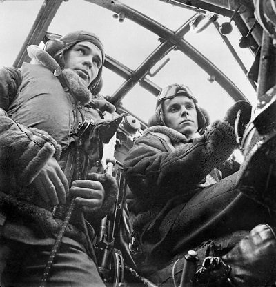 HallandLaddco's tweet photo. During WW2 many British pilots wore a #Rolex #watch, &amp; if they were captured &amp; sent to a prisoner of war camp a German guard would steal it from them. Fortunately, founder of Rolex, Hans Wilsdorf gave over 3,000 of them a replacement. See Our 1940's piece https://t.co/a75o91Yy3v https://t.co/j3RBA3VlWi