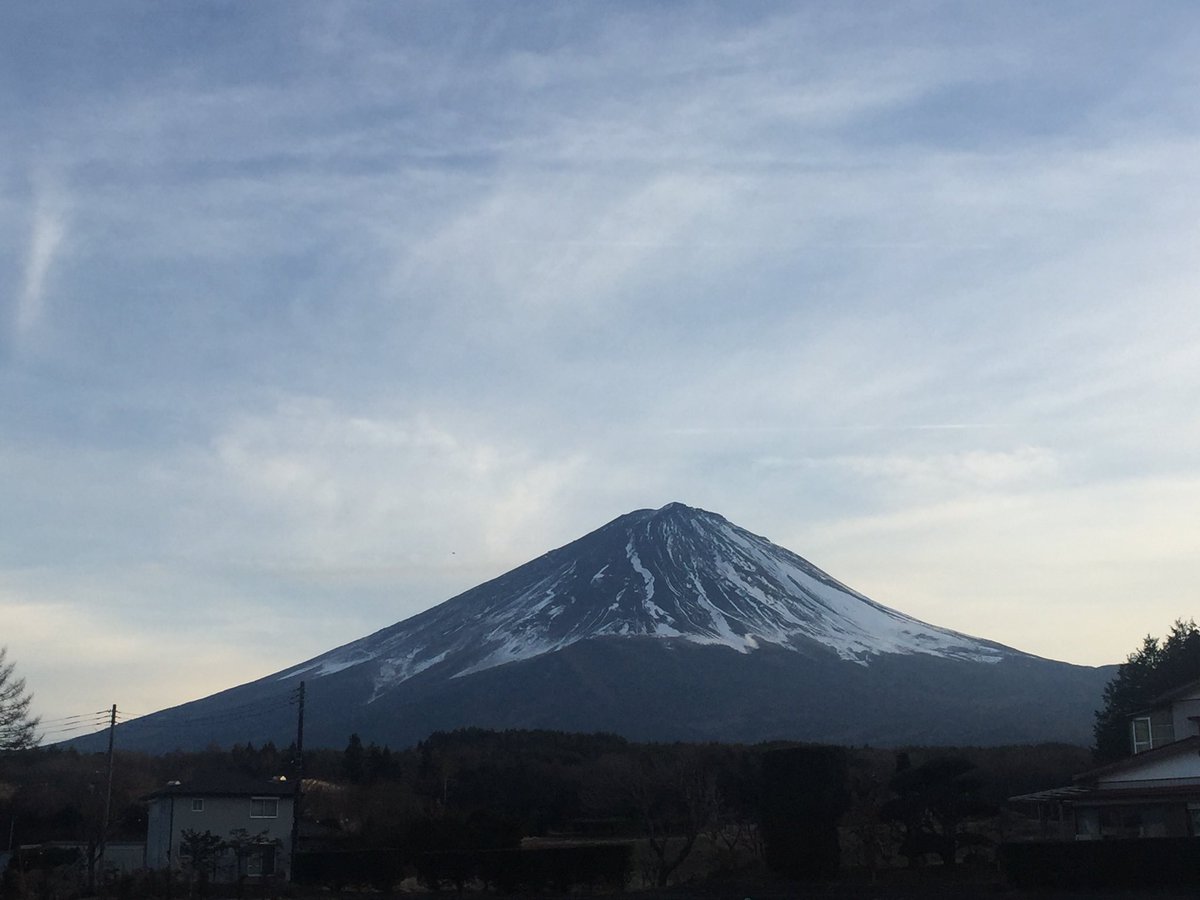 fashionizumi's tweet photo. 富士山でかーーーーー
急に見たくなって2時間のドライブ
間近で見る富士山
お正月に見ると気持ちが引き締まりますね
 #富士山
 #FWHC https://t.co/qTTz03Wgl4