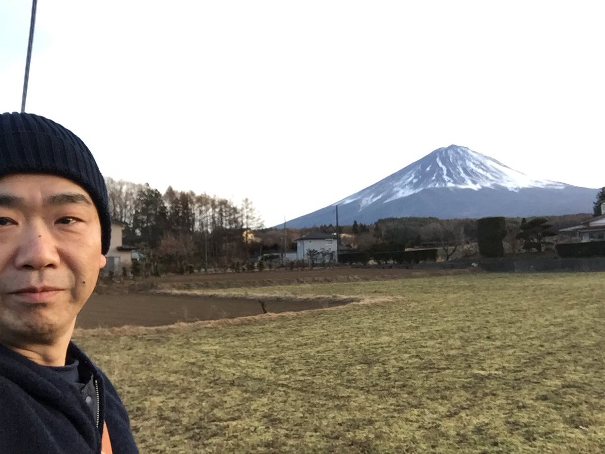 fashionizumi's tweet photo. 富士山でかーーーーー
急に見たくなって2時間のドライブ
間近で見る富士山
お正月に見ると気持ちが引き締まりますね
 #富士山
 #FWHC https://t.co/qTTz03Wgl4