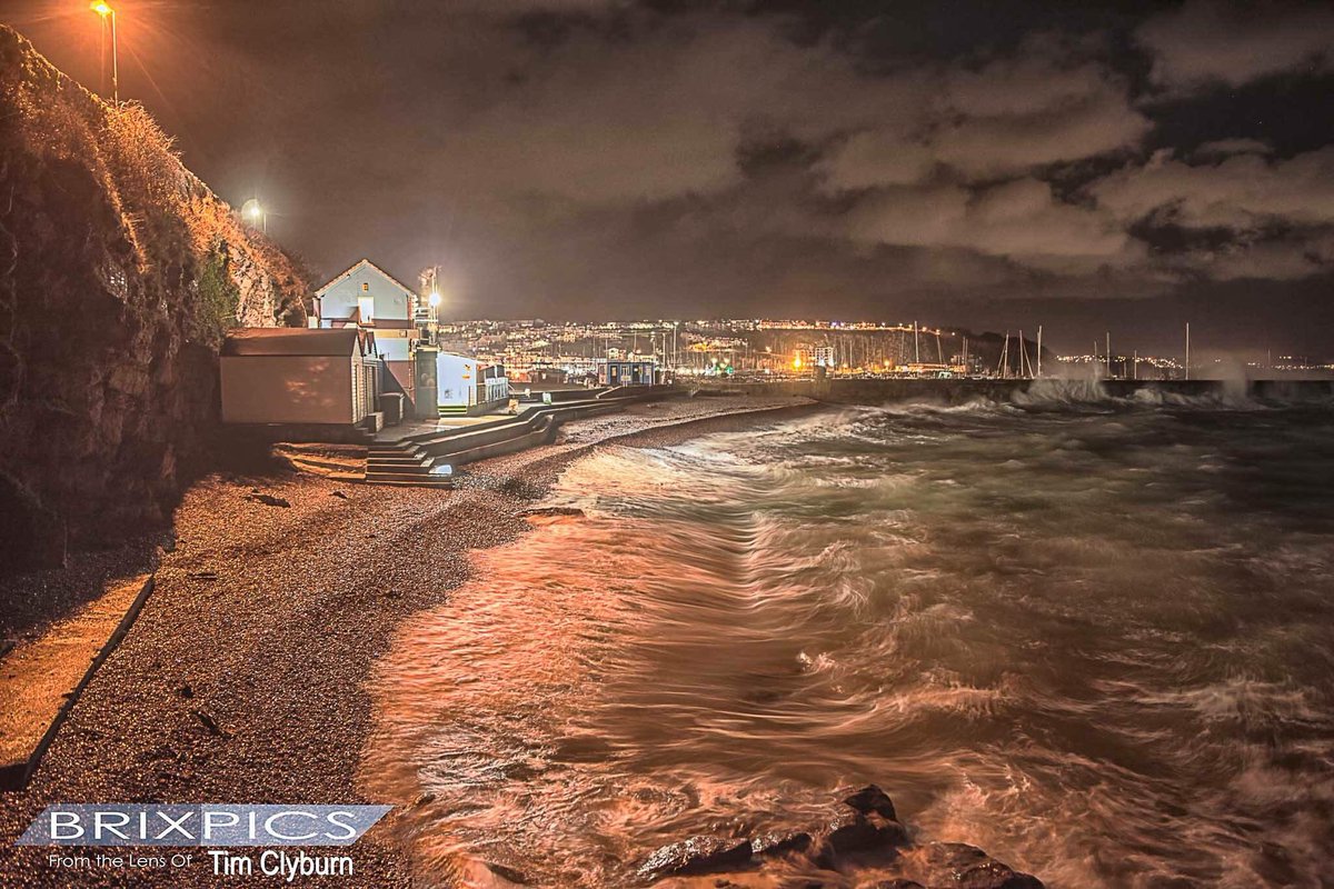 QuaysideHotel's tweet photo. Taken last night by #TimClyburn see more on Devon & Brixham photos on fb ! #breakwater beach #bitlively says Tim https://t.co/31tMxzsxAg