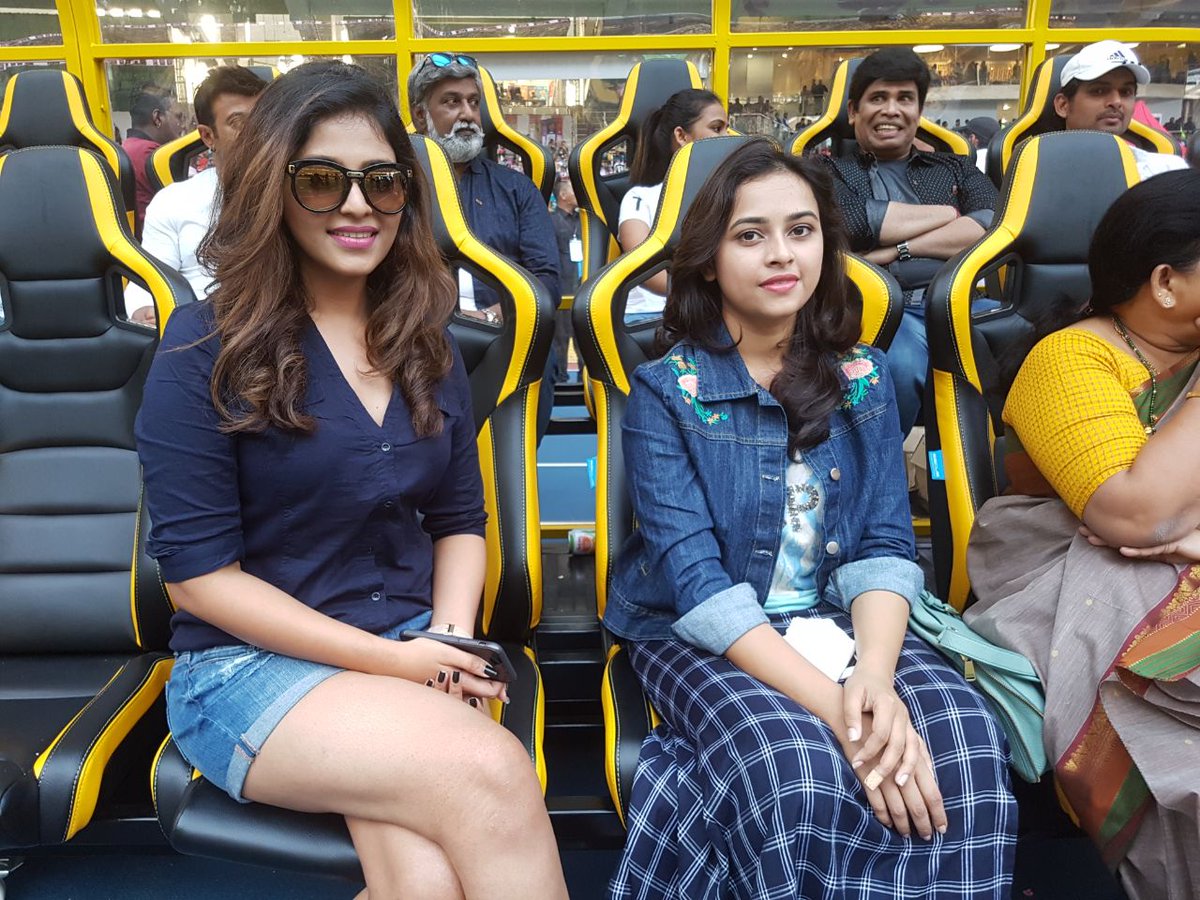 Edutainer_abi's tweet photo. Rarely post her photo
but after posted started ruling
in social media that's 
Beauty 👑 Homely Cute Princess😘😍
Girl Next Door @SDsridivya @SriDivyaFC24x7  @SriDivyaFC @SridivyaLovers @i_Sri_Divya 
#NatchathiraVizha2018 
#NatchathiraVizhaonSUNTV 
#NatchathiraVizha 
#SriDivya https://t.co/4NymOB7xlG