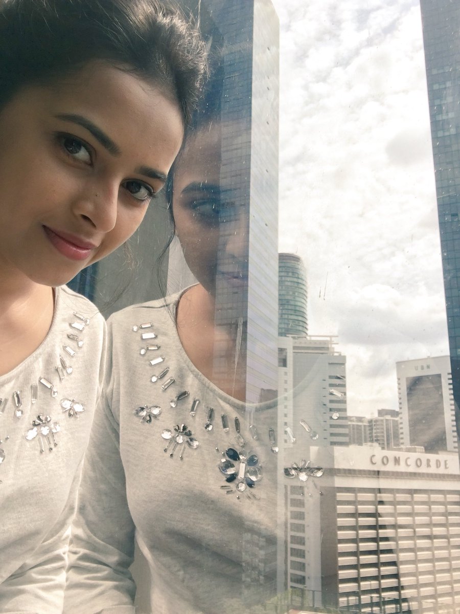 Edutainer_abi's tweet photo. Rarely post her photo
but after posted started ruling
in social media that's 
Beauty 👑 Homely Cute Princess😘😍
Girl Next Door @SDsridivya @SriDivyaFC24x7  @SriDivyaFC @SridivyaLovers @i_Sri_Divya 
#NatchathiraVizha2018 
#NatchathiraVizhaonSUNTV 
#NatchathiraVizha 
#SriDivya https://t.co/4NymOB7xlG