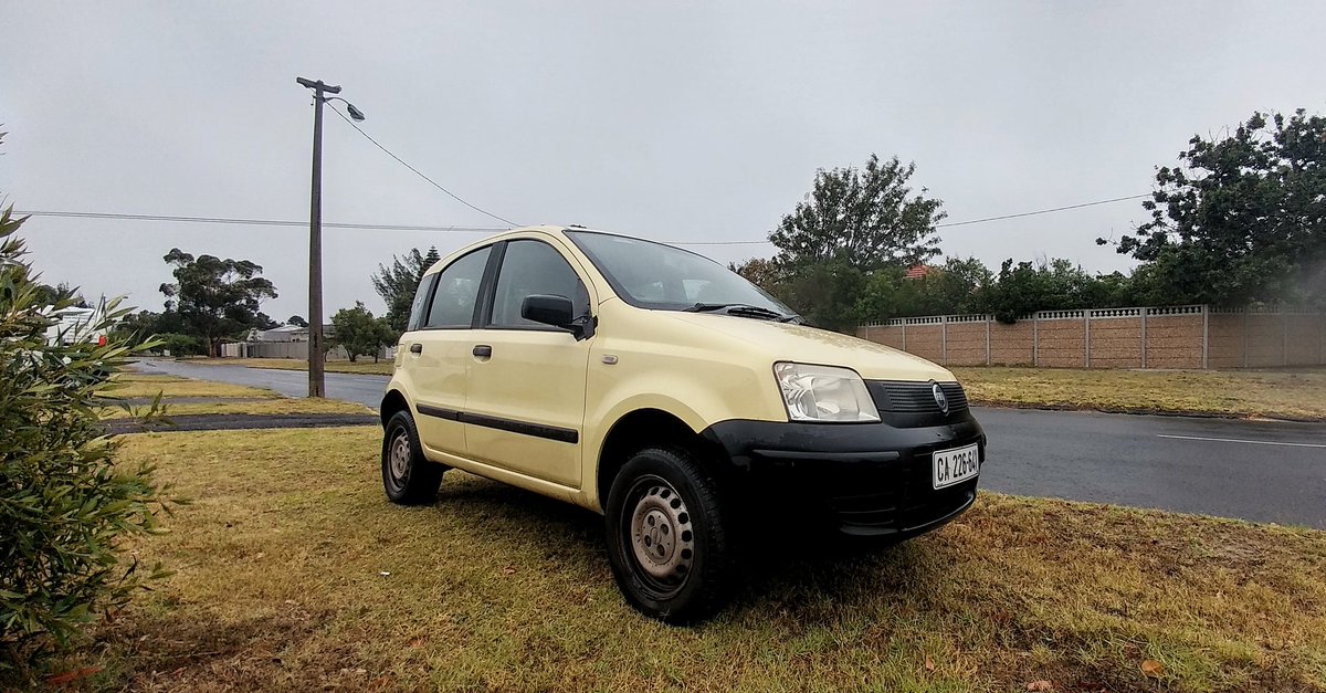 DiBrown5's tweet photo. Get your cars out of the garage, it's time for a #CapeTown #CarWash 
A soapy cloth + rain = cleanish car. #SaveLikeALocal 
#WaterWise 
#87litres https://t.co/3HbW3zyG0l