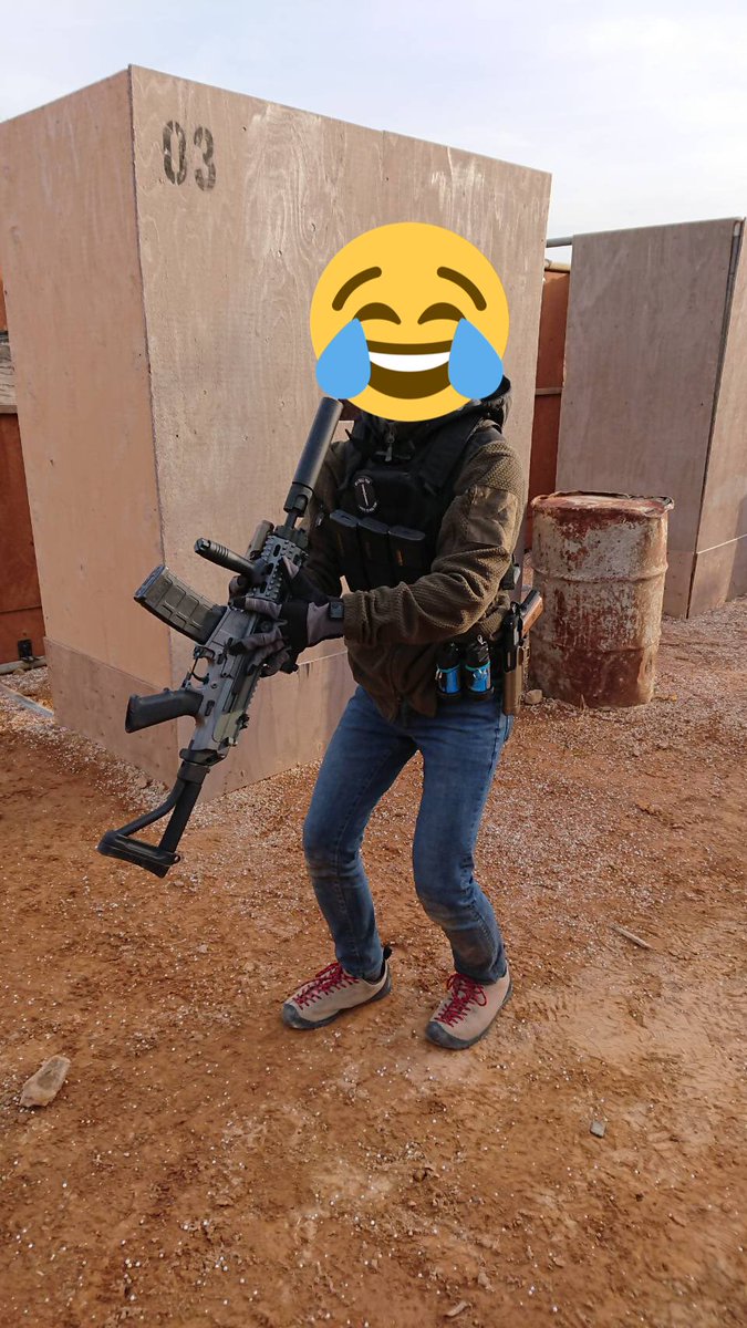 グワァーッ!!!
(*バッテリー抜いてフィールド内で撮ってます。
みんなは銃口を顔に向けたりしちゃダメだよ!!!) 