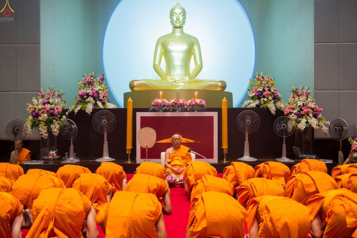Psanitwong's tweet photo. 6ม.ค.2561 พิธีอุปสมบทธรรมทายาท บูชาธรรม 109ปีคุณยายอาจารย์ฯ ณ วัดพระธรรมกาย
🙏🙏🙏
ภิกษุใด เป็นผู้ปฏิบัติสมบูรณ์ด้วยศีลทั้ง 3 อย่าง คือ จุลศีล มัชฌิมศีล และมหาศีลนี้แล้ว ... กล่าวได้ว่า พระภิกษุผู้มีศีลสมบูรณ์ย่อมเสวยสุขทั้งทางกายและทางใจ https://t.co/MsNxWTQ2ER