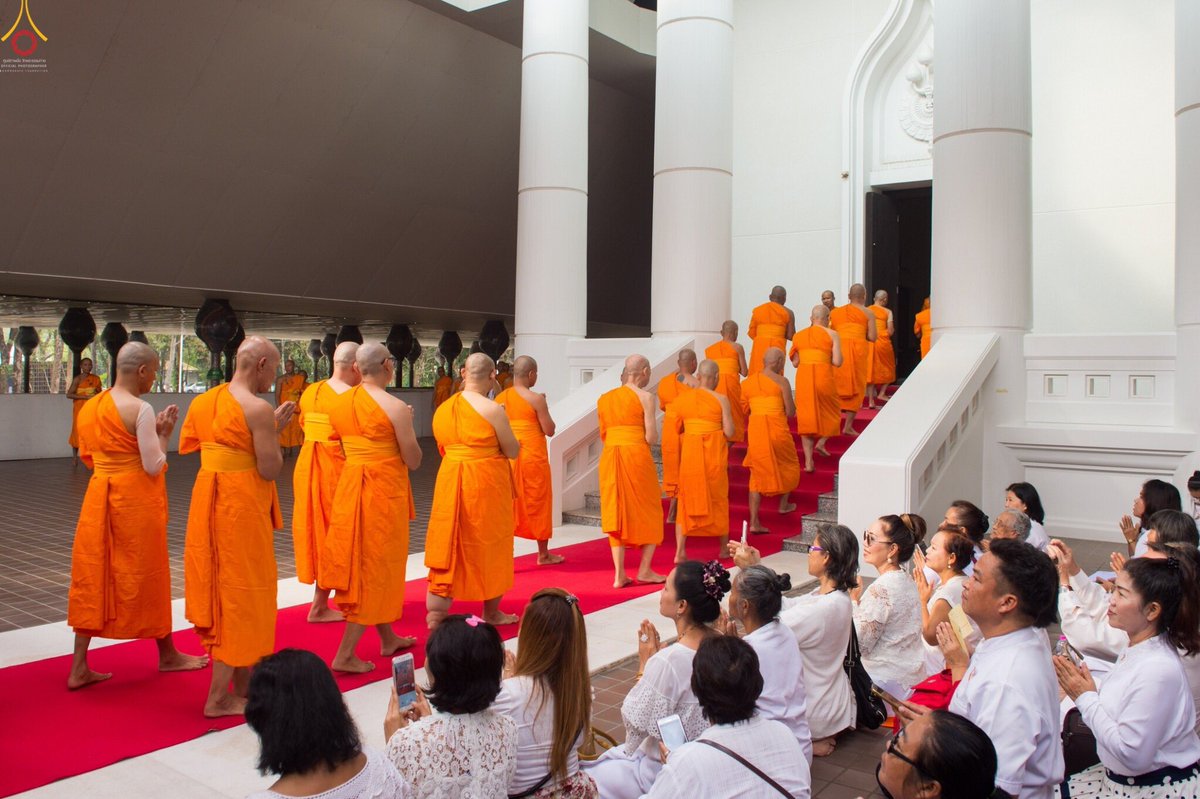 Psanitwong's tweet photo. 6ม.ค.2561 พิธีอุปสมบทธรรมทายาท บูชาธรรม 109ปีคุณยายอาจารย์ฯ ณ วัดพระธรรมกาย
🙏🙏🙏
ภิกษุใด เป็นผู้ปฏิบัติสมบูรณ์ด้วยศีลทั้ง 3 อย่าง คือ จุลศีล มัชฌิมศีล และมหาศีลนี้แล้ว ... กล่าวได้ว่า พระภิกษุผู้มีศีลสมบูรณ์ย่อมเสวยสุขทั้งทางกายและทางใจ https://t.co/MsNxWTQ2ER
