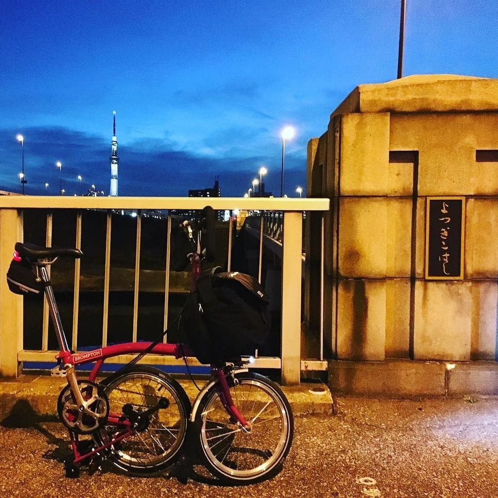 macoto_n's tweet photo. もうすっかり暗くなってしまった... #brompton #P6L #pottering #tokyoskytree #minilove2018 https://t.co/8micRrI4Aw https://t.co/aGow9JpKAQ