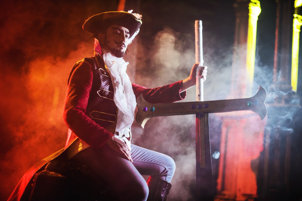_annahem's tweet photo. #Mihawk #鷹の目: @__Annahem__
#OnePiece #Shichibukai #cosplay #worldcosplay #AFASG2017 #afasg #afa #takanome #pirate #sword #photoshoot #smoke #lights #fun #cosplayer
#Photo: FryFry
#assists: Skye, Alex, Ting, Jing, Elaine https://t.co/pE21jtgnBV