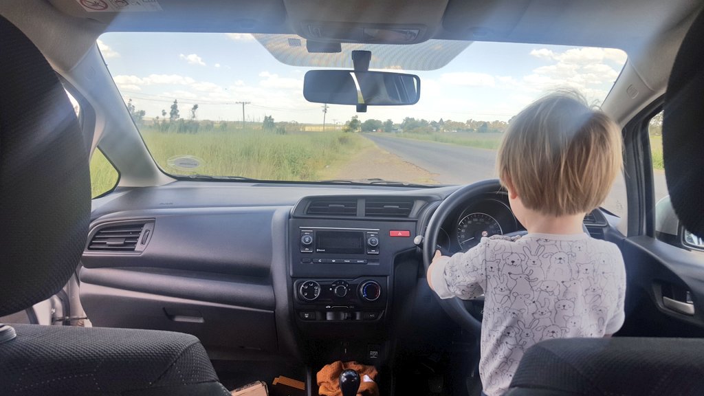 babaeh_travel's tweet photo. Road trip! Here is #SouthAfrica I keep on reminding myself on every intersection to drive on the left side of the road. On which side do you prefer to drive? Have you tried both? 🚗 #drivesafe #roadtrip #travel https://t.co/nzrDc6JGcl