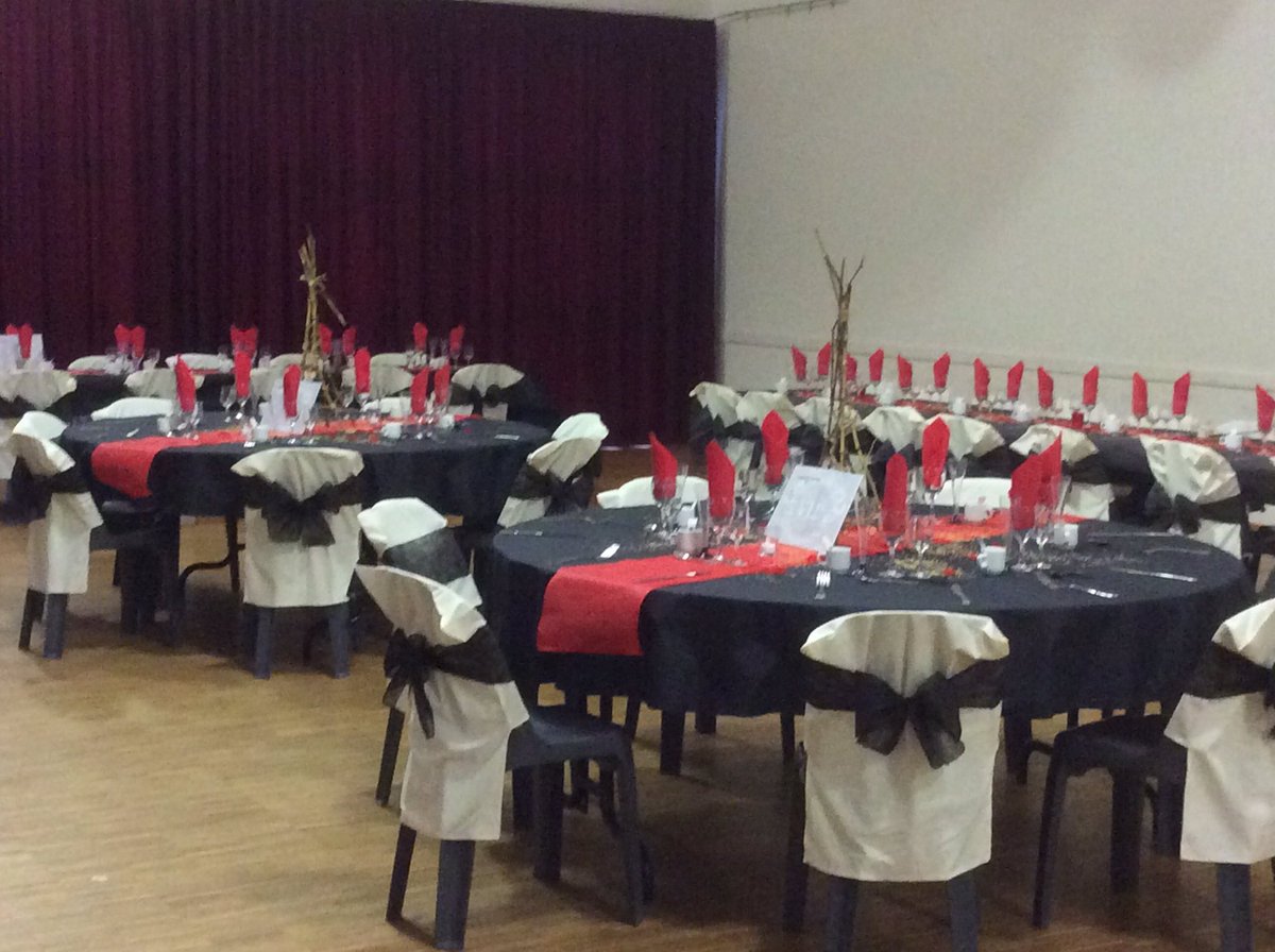 BarOasisFrance's tweet photo. New Year's Eve decor. #redcarpet #tapisrouge https://t.co/iLS739Slpi