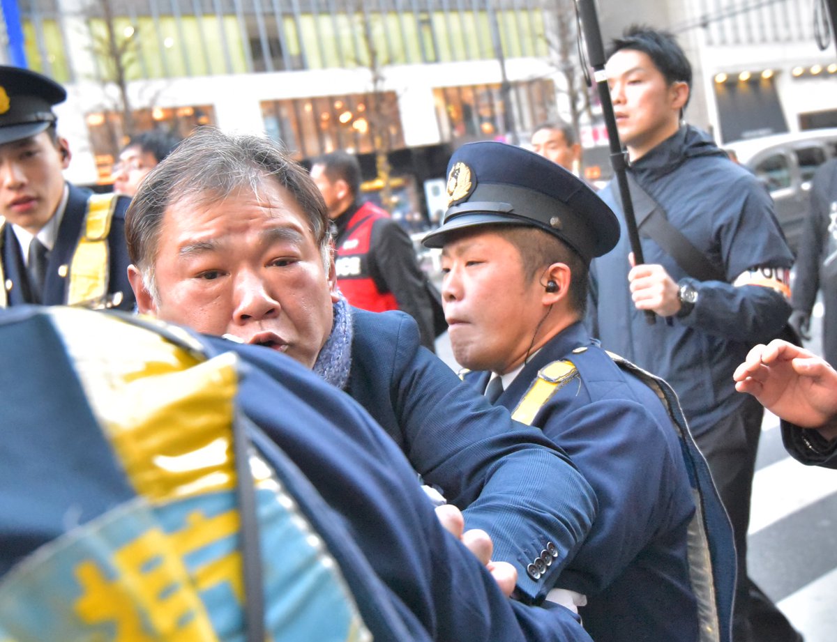 _natsukik's tweet photo. 「木村ああああ！！」といってとびかかろうろして警官に阻止される並木氏。何をやらしても中途半端

0107新宿ヘイトデモを許すな
#hate march in #tokyo, #japan https://t.co/CYgwdPuzZo