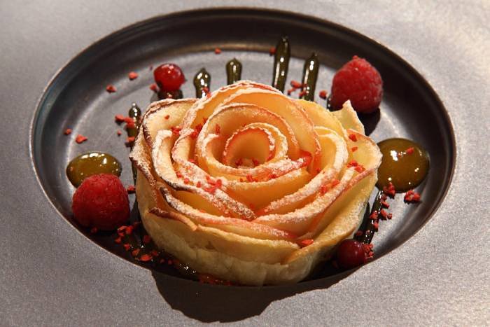 Los postres de <a href="/ataclub/">Restaurante Ataclub</a> son un broche perfecto para una cocina sabia y divertida. Esta flor de manzana es un espectáculo <a href="/javier_munarriz/">Javier Munárriz</a> NUEVO POST <a href="/cevichesandia/">ceviche de sandia</a> cevichedesandia.es/ata-club-cocin…