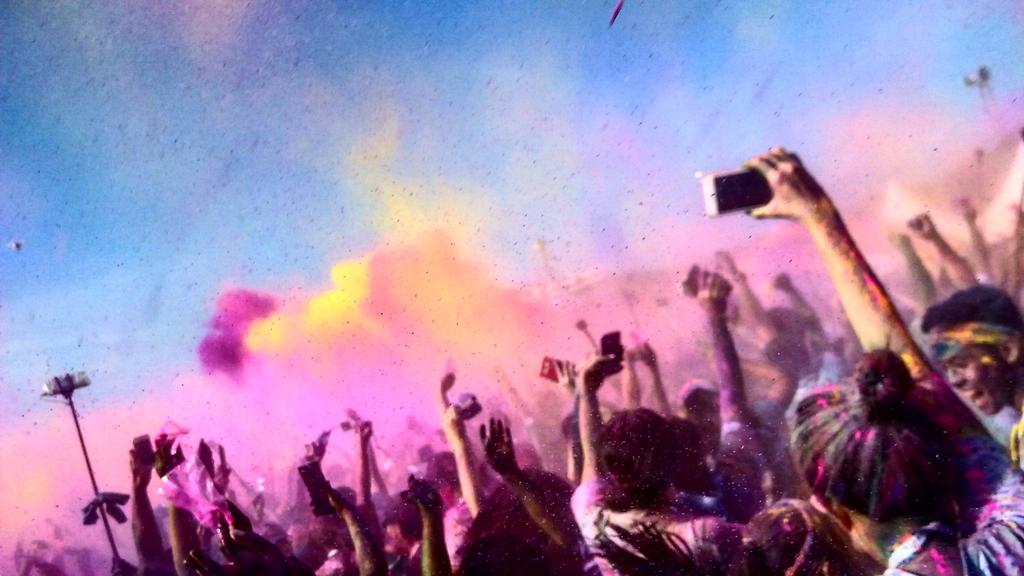heartajackg7's tweet photo. Sometimes, all you need is a little splash of colour. #CMParadiseRun #IloveColorManila https://t.co/yipD76gMKe