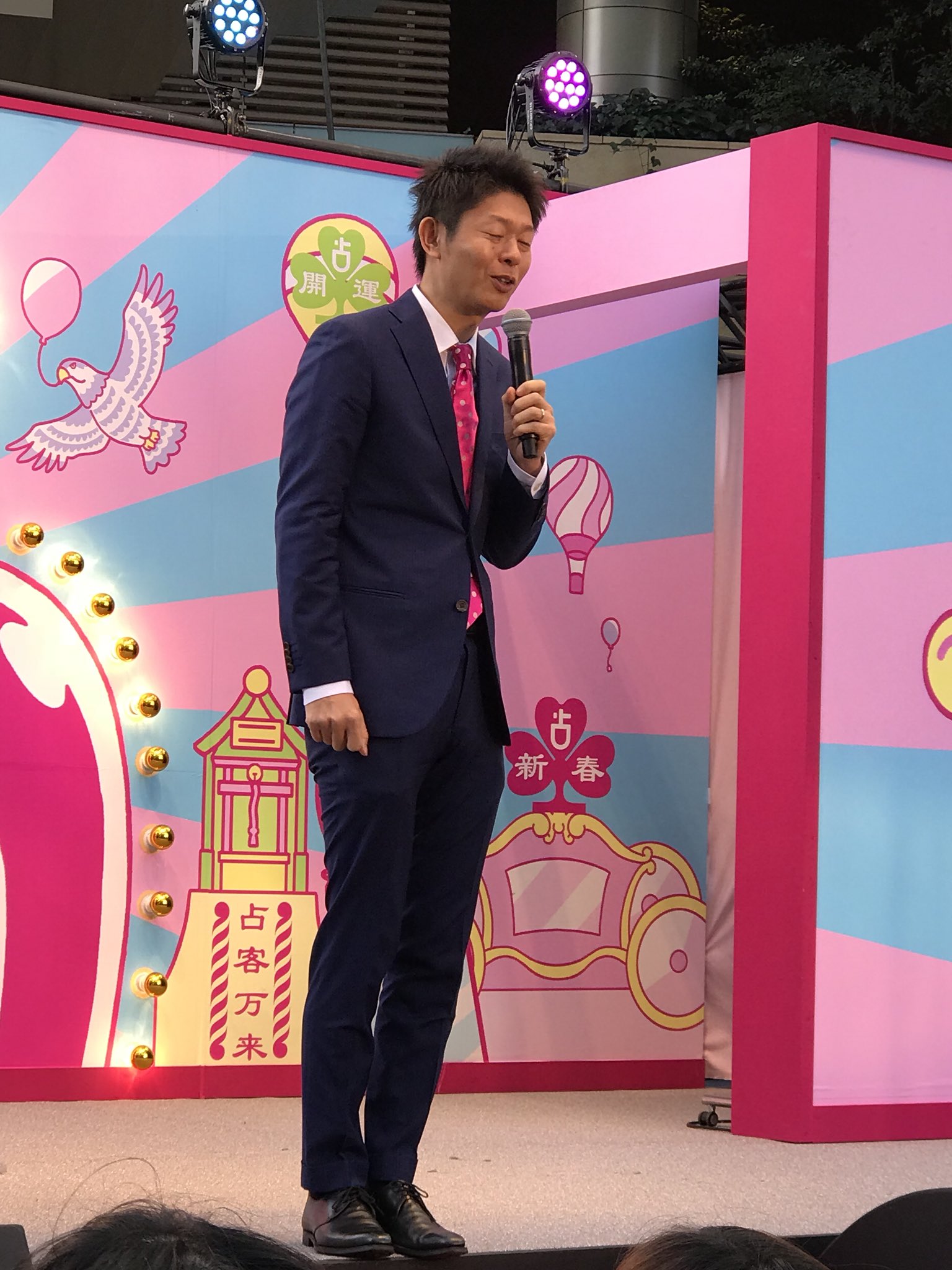 ほっぺ 無垢な藍色 蒼 藍会 出雲大社東京分祠へお参りへ行くという目的で友人と約束したら たまたま面白そうなイベントやってたので参加してきました 手相学の島田秀平さん 身長高くて物腰柔らかくてお話しが面白い イケメソ 写真okでした