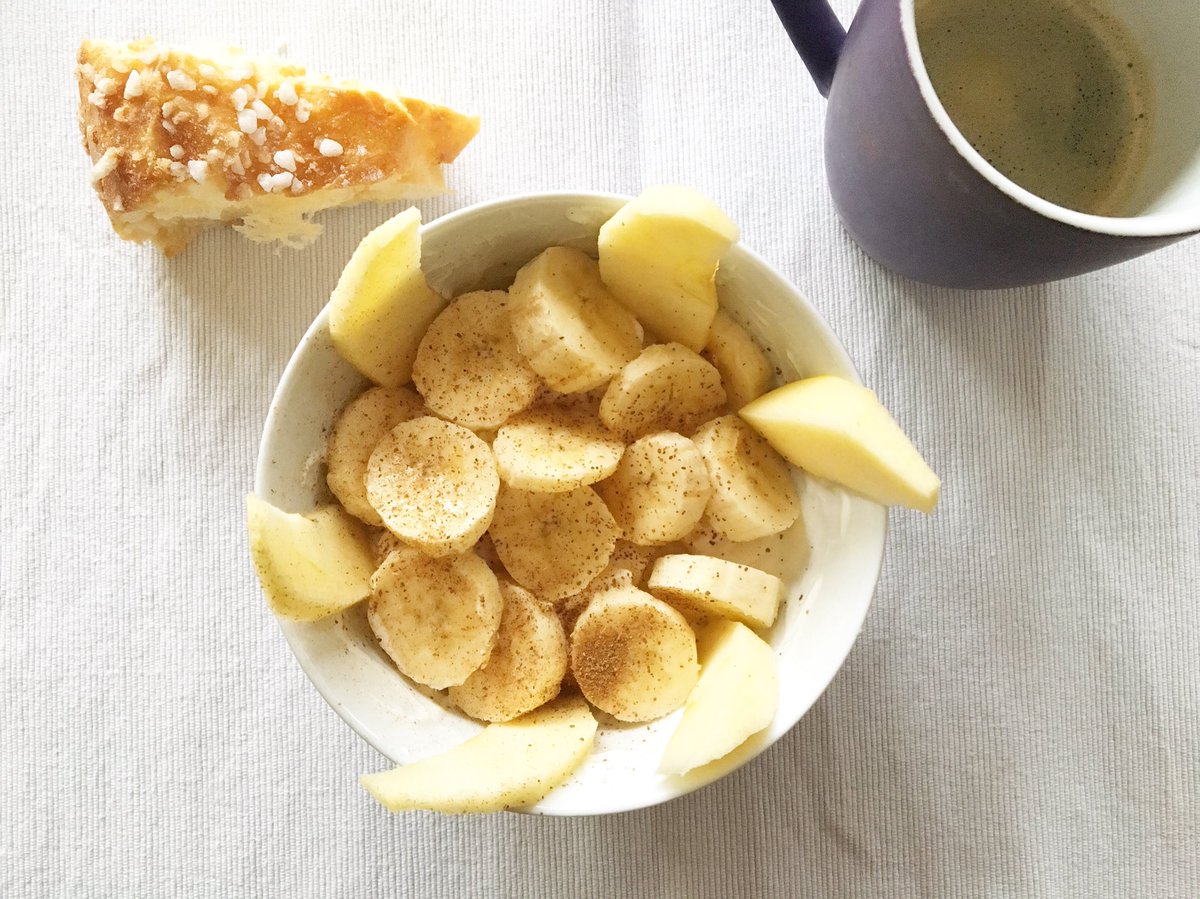 Formes_gourmand's tweet photo. Cents dimanche ! Alors un Petit déjeuner gourmand pour être au top! Bowl fruits &amp; une petite part de galette des rois 😍! 

 #formesetgourmandise 
#mincir #healthyfood #pertedepoids #fitmum #shape #bodyconstruction #frenchfit https://t.co/n2YTBt3LvD