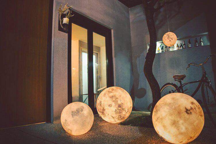 mentionpost's tweet photo. Mention someone who would be happy with this moon lamp https://t.co/pl3RF7XywA