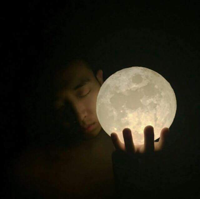 mentionpost's tweet photo. Mention someone who would be happy with this moon lamp https://t.co/pl3RF7XywA