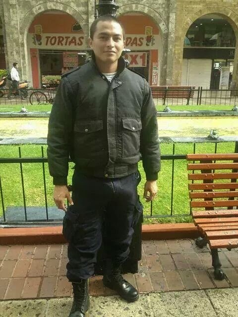 AllMen20's tweet photo. Que delicia este poli! Estaba espiando su paquete cuando se dio cuenta y me dio este regalito para mis seguidores. Espero que lo disfruten.  
#sexypolice #PoliCaparros #chacalnalgon #chacal #mayatesychacales #hotmen #AdictoALosCalzones #bulgetastic #gaycuu #GayBulges #Bulge https://t.co/QypPYtP4o7