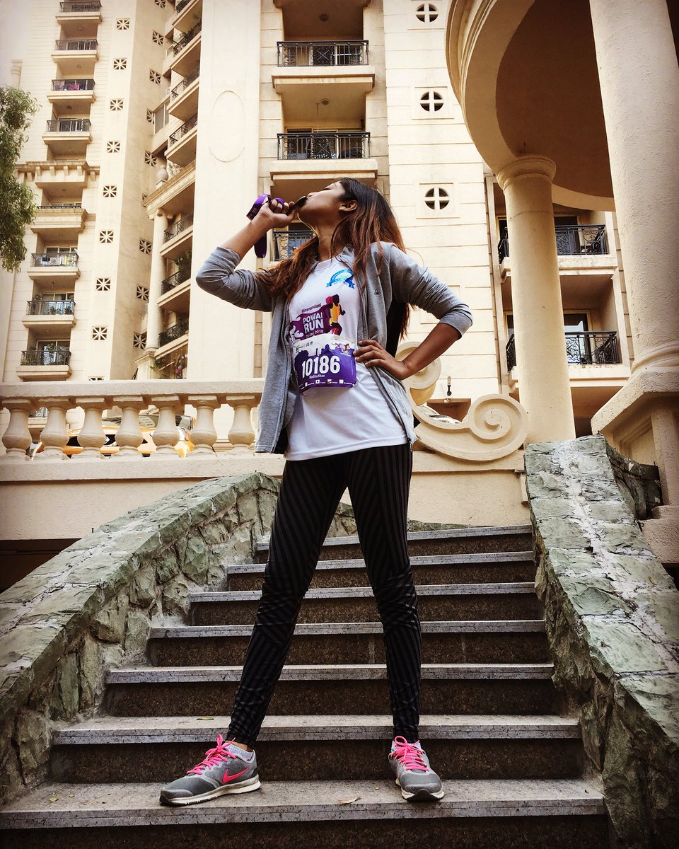 madihahasankhan's tweet photo. My mandatory “I ran a marathon” pose! 
#powairun2018 #10kmrun #mumbaimarathon #runnersphere #nikewoman #strongereveryday https://t.co/hz7dqh2TbO