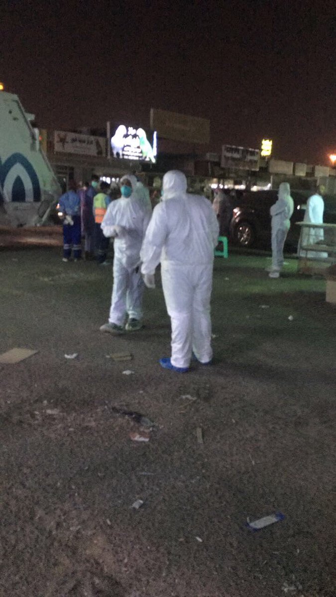 bnews022's tweet photo. إغلاق #سوق_الأهدل في #جدة لوجود اكثر من ٦٠ محل لبيع الحمام والطيور والدجاج البلدي والببغاء وانتشر بينهم انفلونزا الطيور.
ويقع بجوارهم حلقة الخضار والتمر مما يساعد انتشار المرض بسبب التلامس باليد من مسك الطيور ثم الاتجاه للفواكه والخضار وانتشاره بالهواء
#فاصل_اخباري https://t.co/u8U6wWCD3f