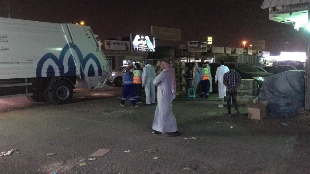 bnews022's tweet photo. إغلاق #سوق_الأهدل في #جدة لوجود اكثر من ٦٠ محل لبيع الحمام والطيور والدجاج البلدي والببغاء وانتشر بينهم انفلونزا الطيور.
ويقع بجوارهم حلقة الخضار والتمر مما يساعد انتشار المرض بسبب التلامس باليد من مسك الطيور ثم الاتجاه للفواكه والخضار وانتشاره بالهواء
#فاصل_اخباري https://t.co/u8U6wWCD3f
