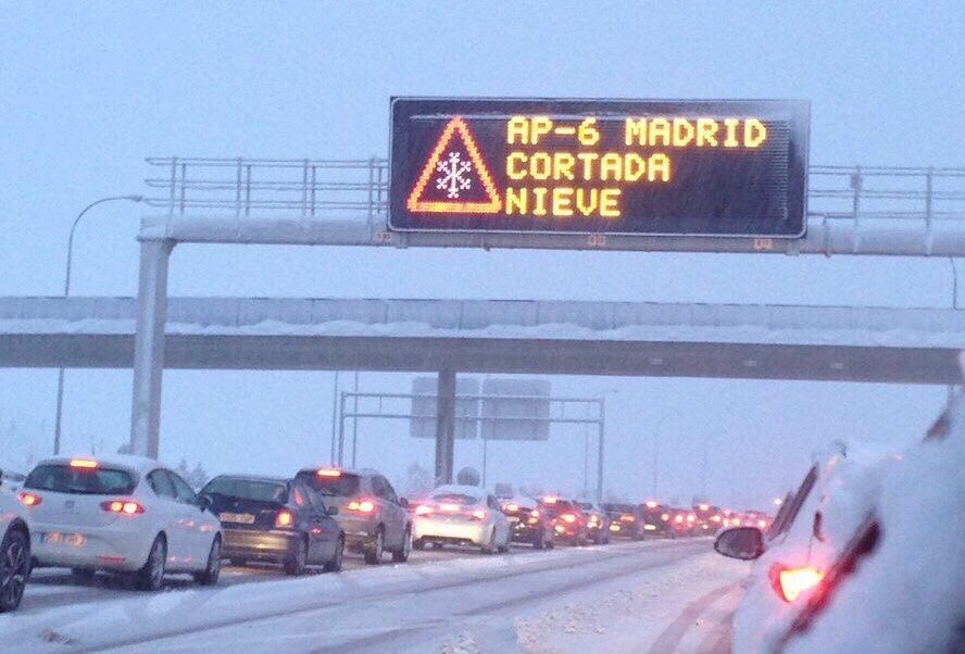 DGTes's tweet photo. ¡Mucha atención 👁️ a paneles mensaje variable y agentes AT @guardiacivil ! 
Te podrían comunicar👉
✅Restricciones a vehículos pesados o sin neumáticos de invierno o cadenas.
✅Limitaciones de velocidad y adelantamientos.
✅Cortes preventivos y desvíos alternativos. https://t.co/d7qXpgtY9z