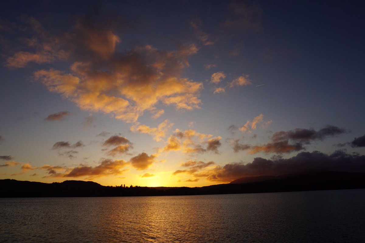 mountain_hikes's tweet photo. Stunning sunset over #Windermere yesterday from @LowWoodHall.  @EarthandClouds @SnapYourWorld @NotJustLakes @ANS_Productions @WizardWeather @CumbriaWeather @PicBallot @PictureCumbria @BBCEarth #Windermere #LakeDistrict https://t.co/EJWimR4ZFv
