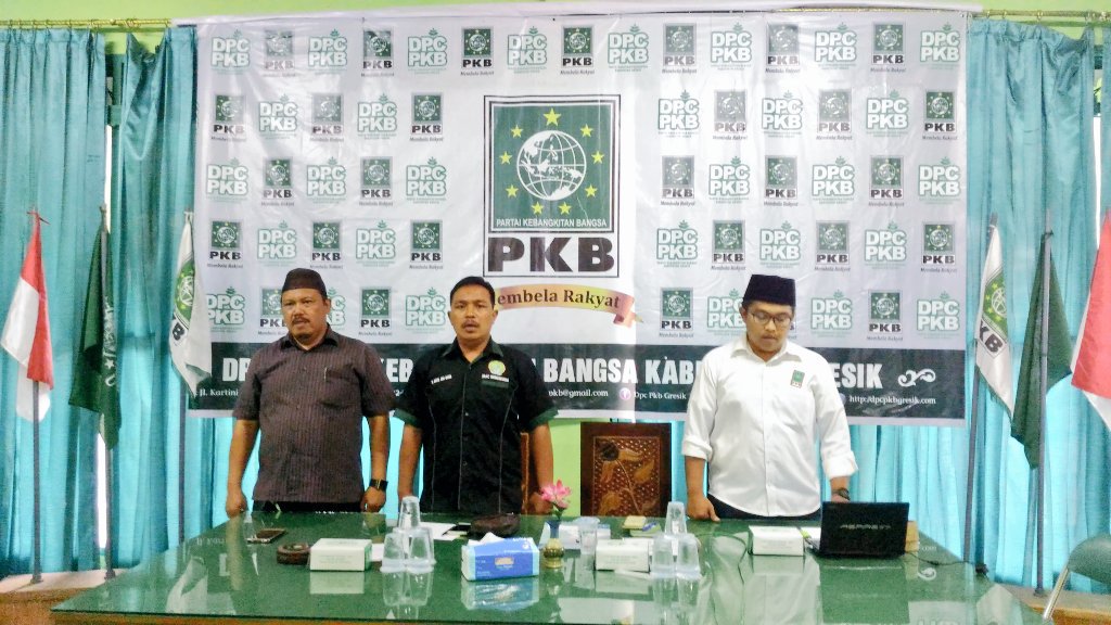 dpcpkbgresik's tweet photo. Menyanyikan Lagu Indonesia Raya, Mars PKB &amp; Mars Yahlal Wathon dlm Pembukaan Rapat Konsolidasi Partai Persiapan Pemilu 2019. @DPP_PKB @LPP_PKBGresik https://t.co/HER4ddnl2i
