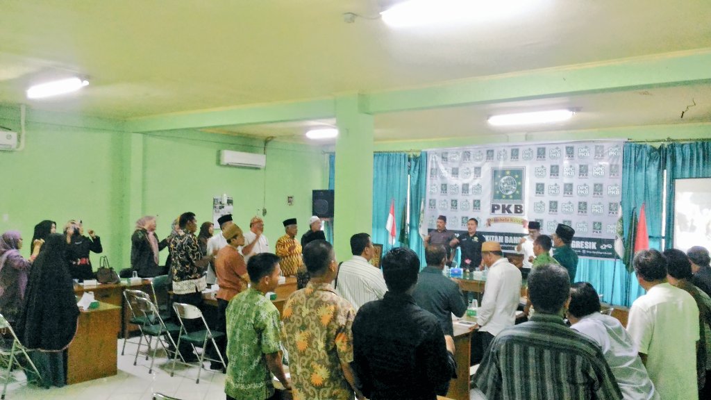 dpcpkbgresik's tweet photo. Menyanyikan Lagu Indonesia Raya, Mars PKB &amp; Mars Yahlal Wathon dlm Pembukaan Rapat Konsolidasi Partai Persiapan Pemilu 2019. @DPP_PKB @LPP_PKBGresik https://t.co/HER4ddnl2i