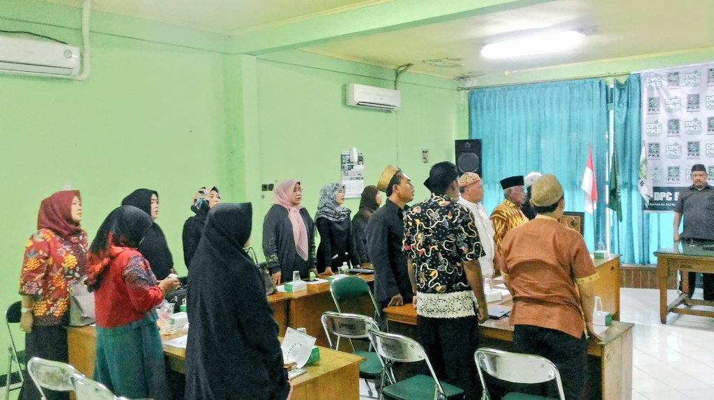 dpcpkbgresik's tweet photo. Menyanyikan Lagu Indonesia Raya, Mars PKB &amp; Mars Yahlal Wathon dlm Pembukaan Rapat Konsolidasi Partai Persiapan Pemilu 2019. @DPP_PKB @LPP_PKBGresik https://t.co/HER4ddnl2i