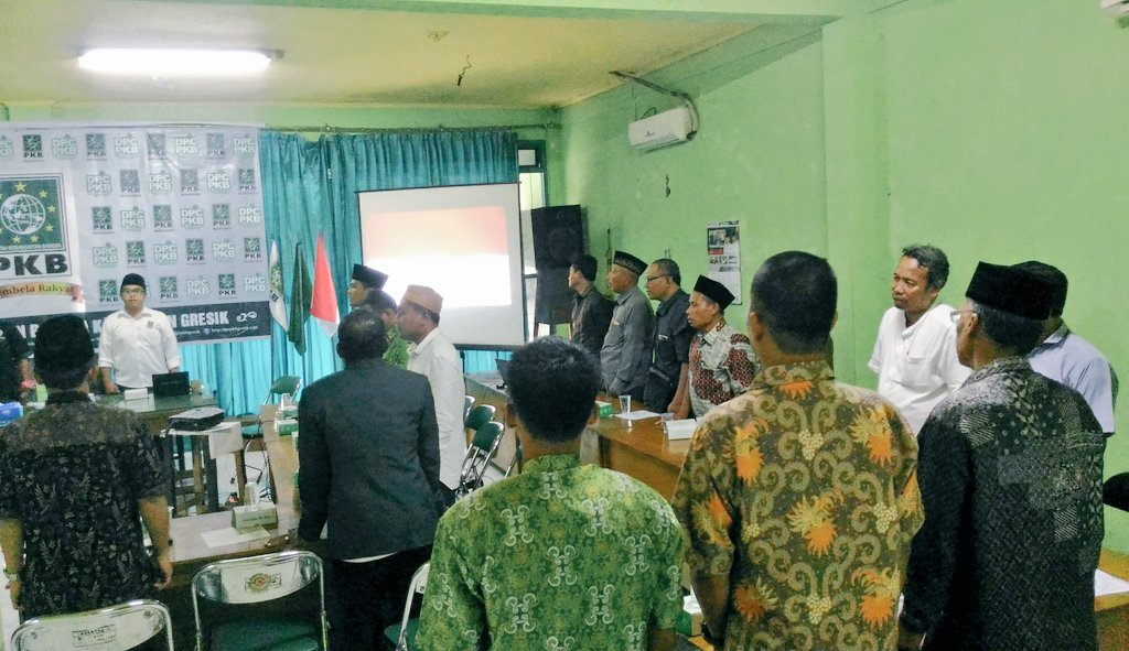 Menyanyikan Lagu Indonesia Raya, Mars PKB &amp; Mars Yahlal Wathon dlm Pembukaan Rapat Konsolidasi Partai Persiapan Pemilu 2019. <a href="/DPP_PKB/">DPP PKB</a> <a href="/LPP_PKBGresik/">LPP PKB Gresik</a>