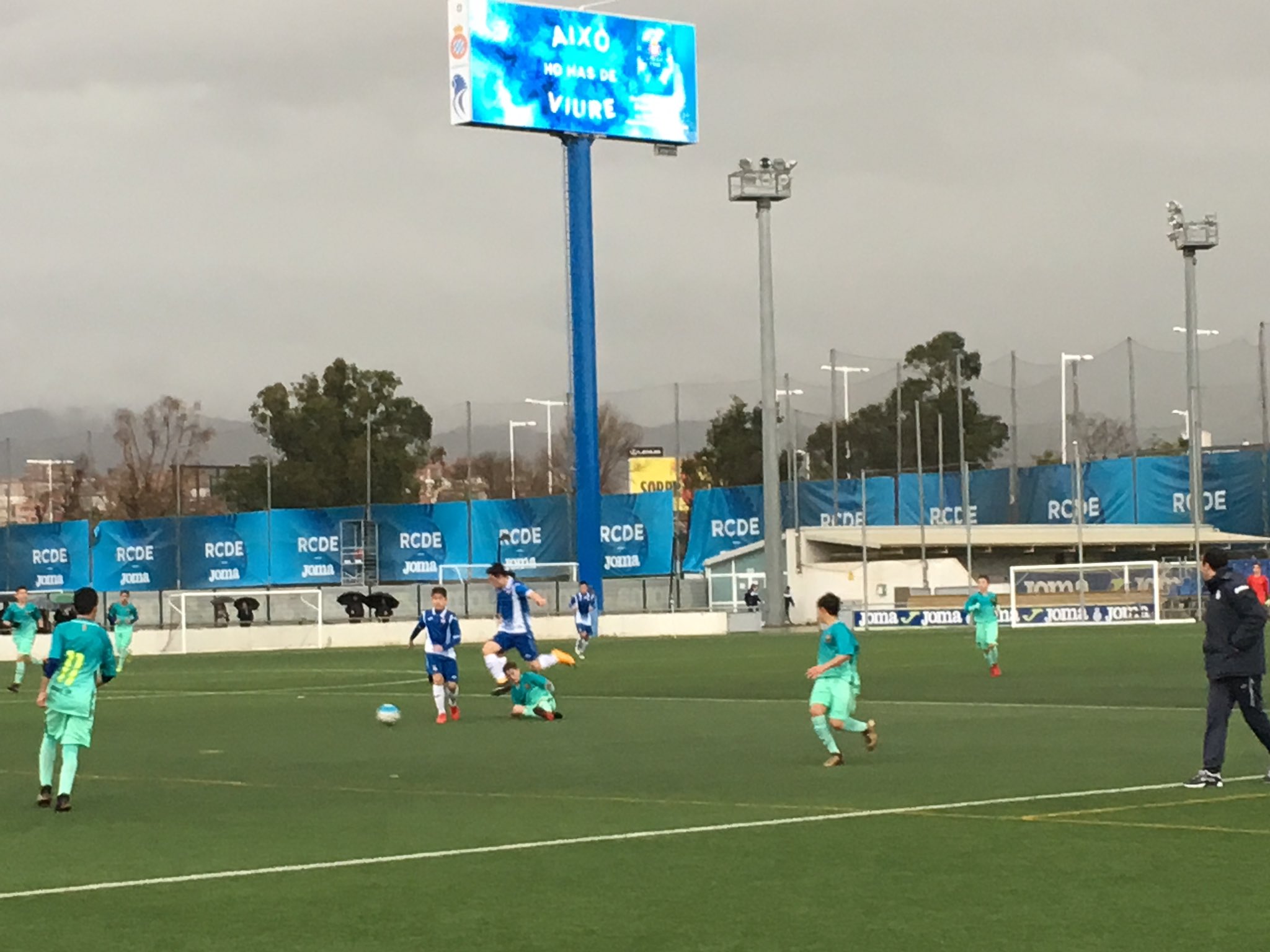 Albert Rogé en Twitter: "Domingo. 10 de mañana. Ciudad Deportiva Dani Jarque. Lluvia, mucha lluvia. aquí estamos viendo el derbi de infantiles entre Barça y Espanyol. La magia del fútbol