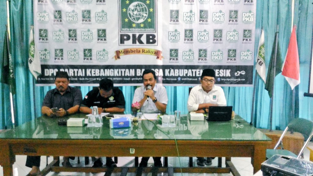 Ketua <a href="/DPCPKBGresik/">DPC PKB Gresik</a> <a href="/MohQosimNU/">H. Mohammad Qosim</a> memberi pengarahan di dpan Pengurs <a href="/DPCPKBGresik/">DPC PKB Gresik</a> , DPAC PKB se Kab. Gresik, &amp; Banom PKB Gesik. <a href="/DPP_PKB/">DPP PKB</a> <a href="/LPP_PKBGresik/">LPP PKB Gresik</a>