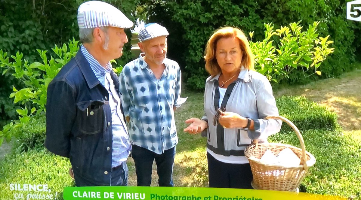 alainhoupert's tweet photo. #Lantilly #Bourgogne le merveilleux jardin du château aux 100 fenêtres #SilenceÇaPousse @France5tv bravo à Claire et Bertrand de Virieu et Camille Muller ! La plus belle vue de l’#Auxois sur #Alésia ! Belle collection de #Pivoines ! https://t.co/64WsyiWhFs