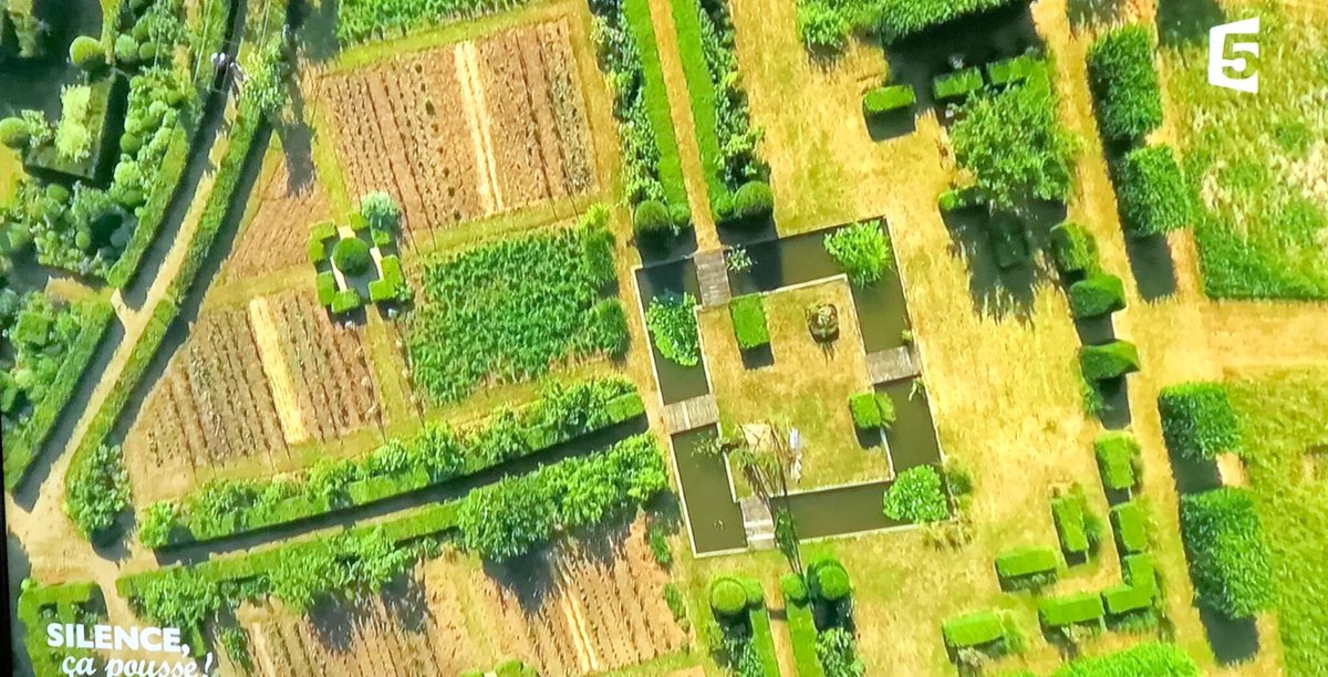 alainhoupert's tweet photo. #Lantilly #Bourgogne le merveilleux jardin du château aux 100 fenêtres #SilenceÇaPousse @France5tv bravo à Claire et Bertrand de Virieu et Camille Muller ! La plus belle vue de l’#Auxois sur #Alésia ! Belle collection de #Pivoines ! https://t.co/64WsyiWhFs