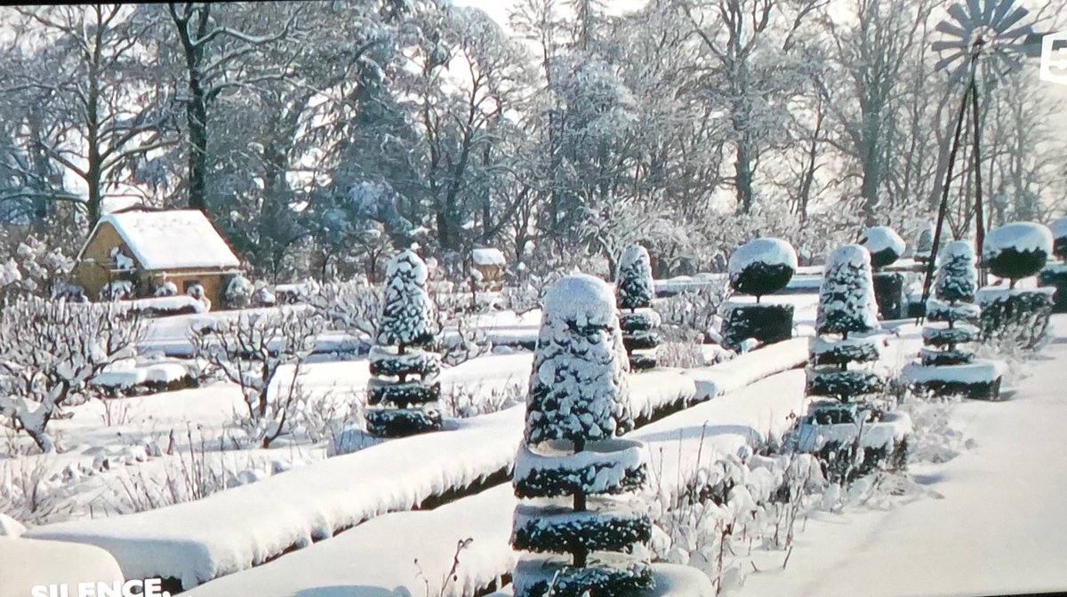 alainhoupert's tweet photo. #Lantilly #Bourgogne le merveilleux jardin du château aux 100 fenêtres #SilenceÇaPousse @France5tv bravo à Claire et Bertrand de Virieu et Camille Muller ! La plus belle vue de l’#Auxois sur #Alésia ! Belle collection de #Pivoines ! https://t.co/64WsyiWhFs