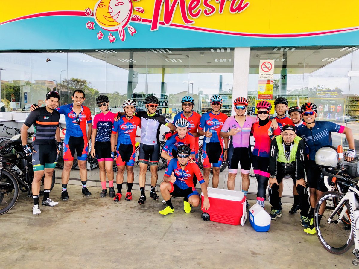 snipeg0dx's tweet photo. 140km ride from Putrajaya to Morib with these strong #TeamForca bunch! 😍🚴🏻‍♀️ https://t.co/YJVHjlgUO5