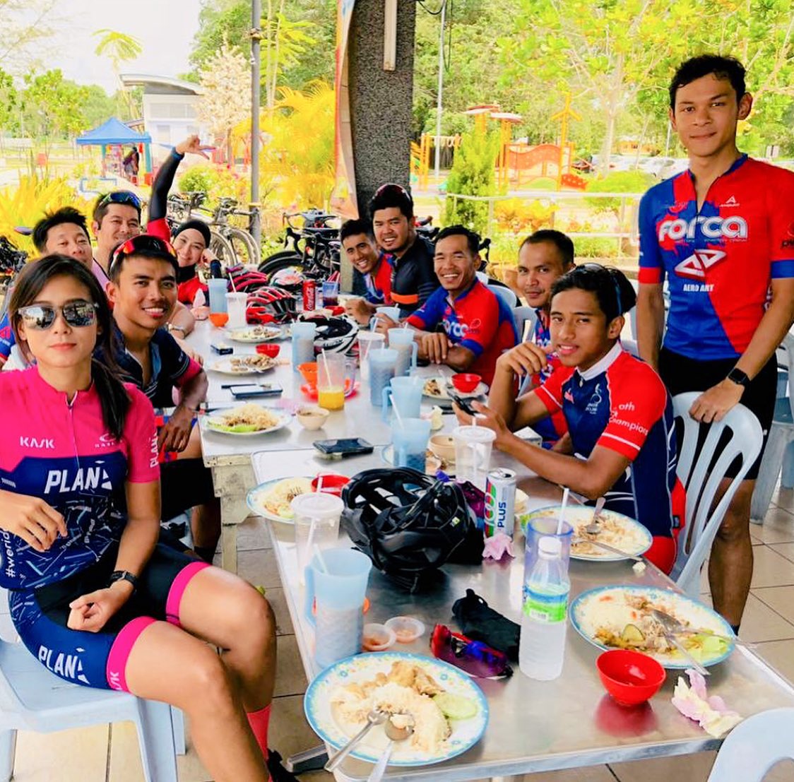 snipeg0dx's tweet photo. 140km ride from Putrajaya to Morib with these strong #TeamForca bunch! 😍🚴🏻‍♀️ https://t.co/YJVHjlgUO5