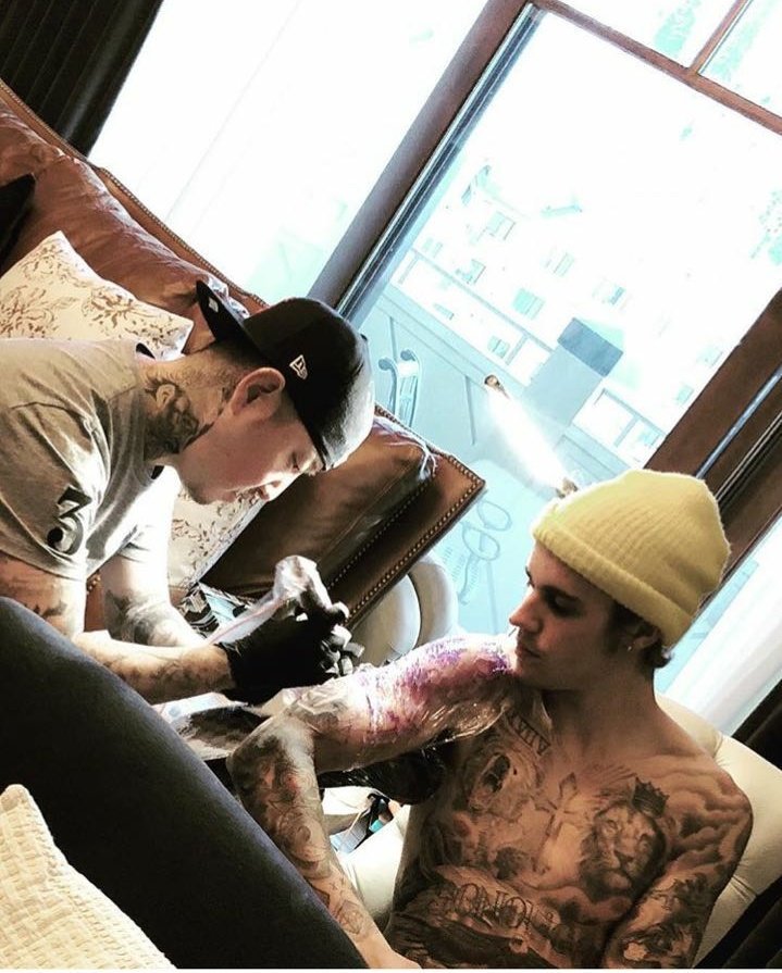 pai nosso que estas nos céus não deixa o justin estragar as costas e a cara proteja esse monumento please