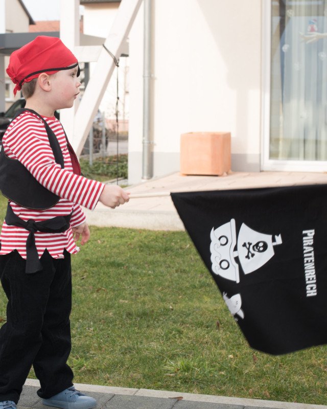 SewingElch's tweet photo. Wolltet Ihr immer schon mal ein Piratenkostüm nähen? #Augenklappe #Fasching #Lillestoff #Piratenfahne #Piratenjacke #Piratenkostüm #Piratentuch #Plotterdatei #Upcycling #Zauberlehrling #Zuckerwolkenfabrik https://t.co/TAPhifClJ2 https://t.co/PBnS6KouBP